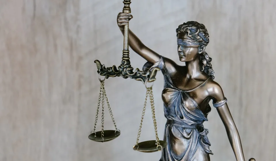 Ceza hukuku avukatı İstanbul - adalet heykeli ve terazi